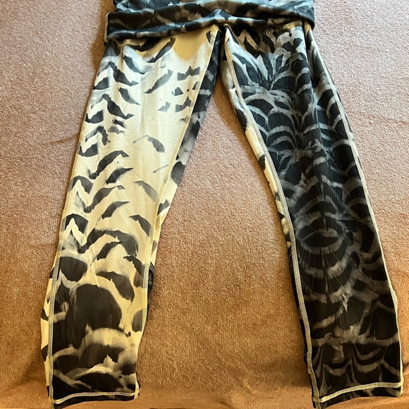 Skirted LULULEMON leggings. - Picture 3 of 7